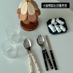 #실패없는선물추천 #가격대별선물추천
3만원대부터 1만원 이하 까지 각 가격대별 실패없는 선물 추천 가져와봤습니다👏🏻
✔️ 샤토에르 트리 냄비받침대 _3만원대
이건 넘 귀여운데 내돈주고 사기엔 기존 냄비받침대가 있어 선뜻 바로 구매버튼은 안눌리지만, 또 욕구는 해소되지않고 남아있는 그런 템 아닐까 싶어요ㅋㅋㅋ 그래서 선물 받으면 기분 너어어무 좋을 것 같은!
✔️ 사브르 커트러리 _2만원대
사브르는 말해뭐해 선물로 최고죠🩶
스푼+포크 혹은 스푼+젓가락 한세트에 이만원대로 구매 가능하니 가격도 너무 부담스럽지 않고!
✔️ 빌라더레이블 플리츠 글라스 _1만원대
이거 잔 예쁘다고 질문 많이 받았었어요ㅎㅎㅎ 선물패키지포장도 가능한 제품들 많아서 선물포장으로 바로 배송시키기에도 너무 좋은!
✔️ 북극곰 수저받침 _1만원 이하
요것도 귀엽다고 이야기 많이 들었어요! 그냥 지인과 차 한 잔 할 때 부담없이 귀여운 선물 툭 주고싶을 때, 혹은 친구들 모임에서 여러명한테 귀여운 선물 주고싶을 때 부담없고 실패도 없는 선물 아닐까 싶습니다ㅎㅎㅎ
너무 귀여워서 일단 받으면 기분이 좋거든요🩶
# 선물 #선물추천 # 샤토에르 #냄비받침 #트리냄비받침 #사브르 #사브르커트러리 #사브르디너 #사브르스푼 #사브르포크 #사브르젓가락 #카페유리잔 #커피잔 #카페잔 #홈카페 #홈카페컵 #맥주잔 #수저받침 #귀여운게최고야 