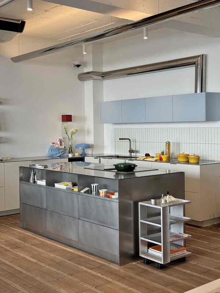 #광고バイナリショップ✕MMKポップアップ展示⸰ֺ⭑
愛情とロマンがいっぱいのMMKショールームに訪れました ˃ᴗ˂
今日の家バイナリーショップとキッチン家具＆ライフスタイルブランドMMKが一緒にするポップアップ展示会ですが、入口から目をひきつけるキッチン家具や製品でときめきがいっぱいになるところです。普段オンラインで見た人気キッチンウェアの実物に出会え、ポップアップに参加するブランドの製品もバイナリウィーク期間中に良い価格で購入可能なので興味のある方は訪問していただければとても良いと思います！ 

𓇼 バイナリキッチン: Layers of Tasre
・期間：05.12（月）～05.25（日）11時～19時
•場所：ソウル龍山区ドゥトゥン岩路177 
⠀

✶本日の家バイナリショップ最大のイベントであるバイナリウィークは
5/12(月)～5/25(日)まで14日間行われ、
毎日オープンするワンデー超特価ディルと  #바이너리위크  #주방용품  #쿡웨어  #용산데이트  #binaryshop #투데스 #이도 #무자기 #라카라페 #유니슨 #ffcollective #부엌인테리어 #키친인테리어 #주방리모델링  #인테리어