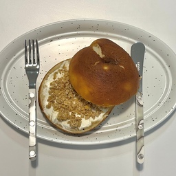 현백에서 줄서서 샀던 베이글🥯
냉동실에 꽁꽁 얼려놨다가 먹었는데도
어찌나 쫀득하고 맛나던지!!!
저번에 야심차게 만들어 먹었던 뉴욕연어베이글보다도
이번 잠봉뵈르와 크림치즈+그래놀라 베이글이
더 맛났던거 같아요💛
역시 단짠단짠 조합은 사랑입니다🥰
#오홈스토랑 #콘수프기록 #잠봉뵈르베이글 #베이글 #브런치 #주말브런치 #brunch #모카번베이글