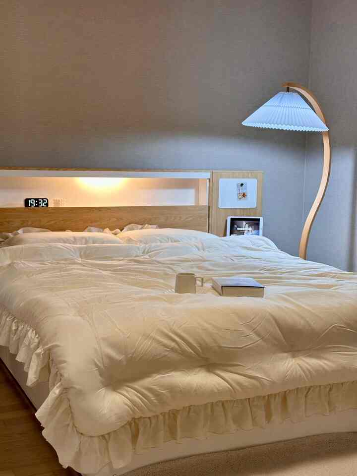 

HUDO bed frame that will elevate the mood of your bedroom

Sturdy structure and minimal design
Practicality and sensibility delicately added on top
I am more satisfied than what I see ◡̈

What I particularly liked was the storage structure on both sides
One side has a 3-tier drawer that can be neatly organized
The other side has a hidden bunker-type storage space
Frequently used small items can be stored in the drawer
Bulky or out-of-season items can be neatly stored in the bunker space
So you can feel the leisure of life and the class of space at the same time

And the magnetic board panel that cannot be left out
From the soft indirect lighting to the charging port and the sensual magnetic board
I was impressed by the details that combine practicality and interior elements

The aesthetics of space and the practicality of storage
If you want to satisfy both
Come with HUDO 🛏️

#HUDO #휴도침대프레임 #프리미엄수납침대
#Bedroom interior #감성공간 #실용미학
#Magnet Board Panel #프리미엄홈스타일링 
#Holiday #나도휴도 #상상의선유 #수납침대 #빅수납침대 #침대프레임 #휴도침대 #프레임추천 #침실인테리어