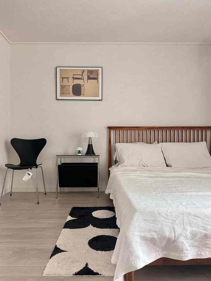 #집에서제일바빠 #콘수프기록 1
Today, I finally changed all my bedding to summer bedding, washed the blanket, and finally took a breath. Coffee time is so precious☕️🫧😌 

#Home sweet home #신혼집인테리어 #신축아파트인테리어 #20평대아파트 #반셀인 #침실인테리어 #침실조명 #침실조명 #침실스타일링 #침실 #집꾸미기