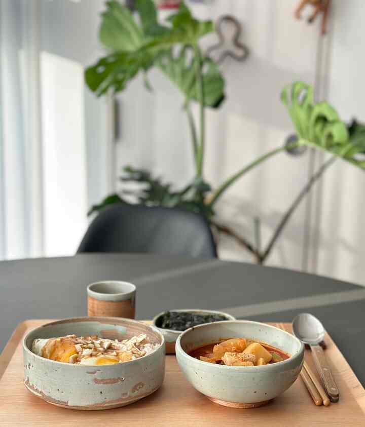 #今日のご飯
夫の午後のスケジュールで一人で食べる夕食ですが、
しっかりと食べてみましょう〜😚

バラバラに卵を2個煮て大パソンソン醤油の一周を巡って古代にご飯に上げて、すっぽりとおいしく食べる🍳
*醤油が鍋で軽く押されたときに出るのがポイントです。

ちょっと感じるときにコチュジャンチゲ食べれば🎆🎇！
雪が点滅❤️‍🔥

#zee_haus_ #おにぎりスターグラム＃自宅で最高の忙しい＃サリム蜂蜜のヒント＃夕食の上＃本飯＃簡単メニュー＃簡単レシピ