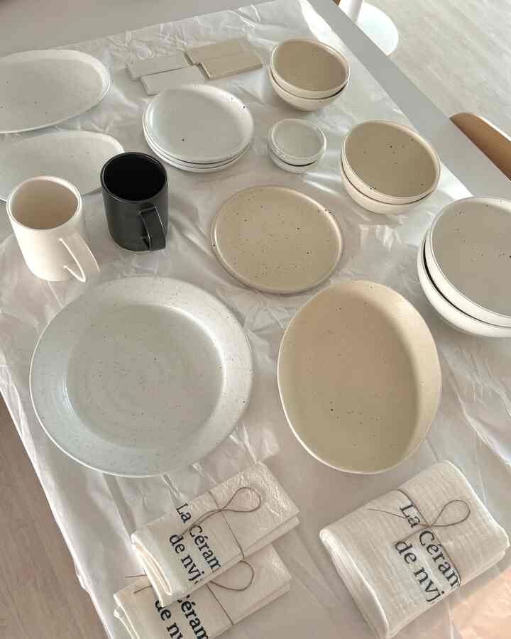 #그릇추천 #너븐재

I saw it in person at the Icheon Ceramic Village showroom.
I bought "Neobunjae" as my wedding tableware.
I've always loved the brand, especially its atypical shapes with a rough, vintage feel.

Aren't the rough white and greige colors beautiful?

I'm sharing some of the staples I've tried on my Neobunjae plate🍽️

#MyOwnHome #묘네의테이블 #고양이와사는집 #집꾸미기 #미니멀라이프 #내돈내산 #그릇 #그릇수집가 #신혼그릇 #신혼그릇추천 #신혼그릇세트 #도자기 #도자기그릇 #도자기접시 #이천도자기마을 #빈티지그릇 #브런치 #브런치접시 #신혼은뭐먹집 #내돈내산 #콘수프기록 #일상기록