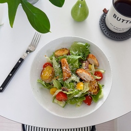 오늘 아침 일찍 운동을 다녀왔더니
배가 너무 고파서 샐러드 와구와구🥗 
베이글, 크로와상도 데우고 있는데 
일단 먹기부터 할께요. 
#오홈스토랑 4 #콘수프기록
_
#onmytable #tablesetting #아침 #아침메뉴 #홈브런치 #브런치 #브런치접시 #너븐재 #너븐재머그  #그릇추천  #요리 #홈스타그램  #테이블셋팅 #인테리어소품 #테이블웨어 #도자기그릇  #샐러드그릇 #커트러리 #그릇쇼핑 #그릇추천 #그릇수집 #너븐재 