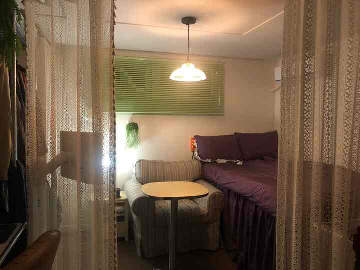 ベージュの色調が特徴の5坪ワンルーム、パープルのベッドとストライプのアームチェアが配置されたヴィンテージな雰囲気のインテリア