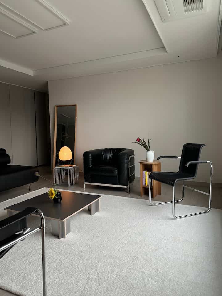 曇りの日、アカリ照明と花一本で満たされた静かな午後。
穏やかな光と一緒に私たちの家の最も快適な瞬間。

＃今日の家＃ホームスターグラム 