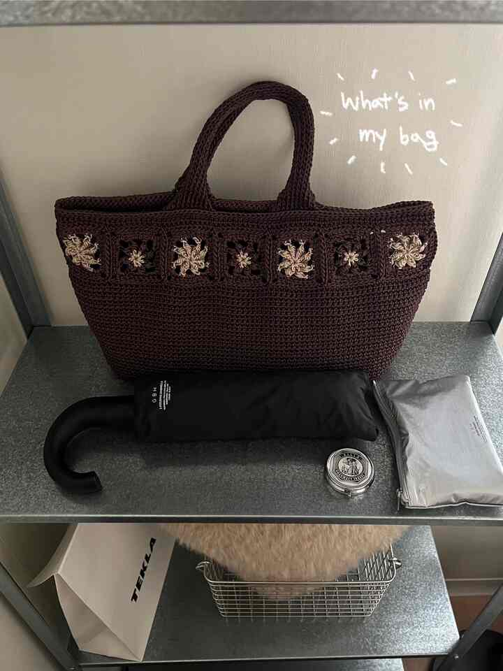 #광고 🆆🅷🅰🆃’🆂 🅸🅽 🅼🆈 🅱🅰🅶👜

❶ GBH 3-FOLDING UMBRELLA 
最近おかしくなるほど、私が外出するたびに雨が降りました。すぐに近づく梅雨の考えをするので、しっかりとした傘を一つ用意しようと思ってしばらくずっとサーチしましたが、保夫商人の必須テムは折りたたみ傘ではないでしょうか！悩みの末に私が選んだ傘はGBH折りたたみ傘-！ *☂︎*̣̩⋆̩ GBHらしくすっきりとしたデザインにポーチの内側が見苦しいタオル感だから水気吸収に役立てたかったので購入しましたが傘の肉も丈夫でクオリティが良かったです。紫外線遮断にもなると言うので夏に外出する時はいつもバッグに入れて持ち歩くアイテムになるのではないかなー！

❷ GBH SILVER POUCH M
シルバーラバーの注目⋆ ⋆ ⋆ シンプルな小型外出テムを盛り込んでくれるシルバーポーチ！サイズは大きめではありませんが、それなりに入って満足しています。

❸ VILLA RECORDS VINTAGE PILL CASE-ROUND
非常薬はいつもバッグに持たなければならないことをご存知でしょう。実は前に毎回無防備状態でお出かけして、昨年どんどん食べ物アレルギーが上がってきて急に薬局を訪れたことが多かったんです。そういえばどんどん一粒ずつ食べた薬筒がたまったんですよ⌒̈ イデロンじゃないと思ったので綺麗な薬筒一枚だけしましたが見れば見るほどとてもきれいなアイテム！ 3つの区画に分かれていて、内側に鏡も内蔵されているので隠し実用的です。

バッグの中のアイテム3つとも今日の家バイナリショップで購入可能ですが、現在バイナリウィークが14日間進行され、毎日オープンされるワンデー超特価ディルと浮上するハイエンドブランド製品に会うことができるので走ってみてください！

✺ バイナリウィーク 
5/12(月)～5/25(日) #바이너리위크 #인테리어 #리빙 #가구 #조명 #홈데코 #주방용품 #패브릭 #소품 #binaryweek #binaryshop   #빌라레코드 #villarecords #왓츠인마이백 