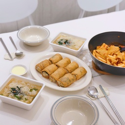 저녁에 가족들이랑 먹은
떡볶이, 롤유부초밥, 쌀국수 :)
맛있고 배부르고 살찌겠고 렛잇고 🥰
#오홈스토랑 5
#사계절일기 #일상 #일상기록 #콘수프기록집
#콘수프기록 #맞팔 #맞팔해요 #맞팔환영
#오늘의가든 #집밥 #저녁 #분식 #분식데이
#떡볶이 #롤유부초밥 #쌀국수 #노브랜드
#ftc10기이야기 