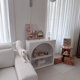 집,여기 저기가, 다 밀크공간같네!🐾
.
.
.
#거실인테리어소품 #거실인테리어 #아치형수납장 #아치형선반 #피크닉바구니 #감성포스터