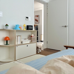 고양이 펫테리어에 찰떡인 침실 포토존!
이번에는 리바트 서랍장이랑 침구 톤을 맞춰봤어요🤩 
아이보리 + 하늘색 + 옐로우 한 스푼💛
우드 가구랑 어울리니까 분위기 확 살아났죠! 
원톤 가구에, 교체 가능한 포인트 컬러로
주기적으로 기분전환하는 게 
저만의 포토존 규칙이랍니다
고양이도 집사도 예쁜 곳에서 살 권리 있음 크크😼
#우리집포토존 #냥테리어 #펫테리어 #페브릭 #침구 #침대 #러그 #침실 #고양이침실 #고양이 #먼치킨 #캣로드 #캣타워 #펫가구 #리바트 #리바트수납장 #침실수납장 #안방 #안방가구 #침실가구 #우드가구 #침실스타일링 #침실인테리어 #안방인테리어 #침실러그 #펫스텝 #펫인테리어 