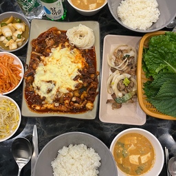 어제 저녁으로 낙지볶음을 먹었어요!
맛보기불백도 같이 먹었는데
어째 낙지보다 불백이 더 맛있었던 느낌…? ㅎㅎ 
담엔 집에서 낙지볶음 해먹어 보려구요!!
#낙지볶음 #오늘뭐먹지 #오홈스토랑 #콘수프기록 1️⃣
