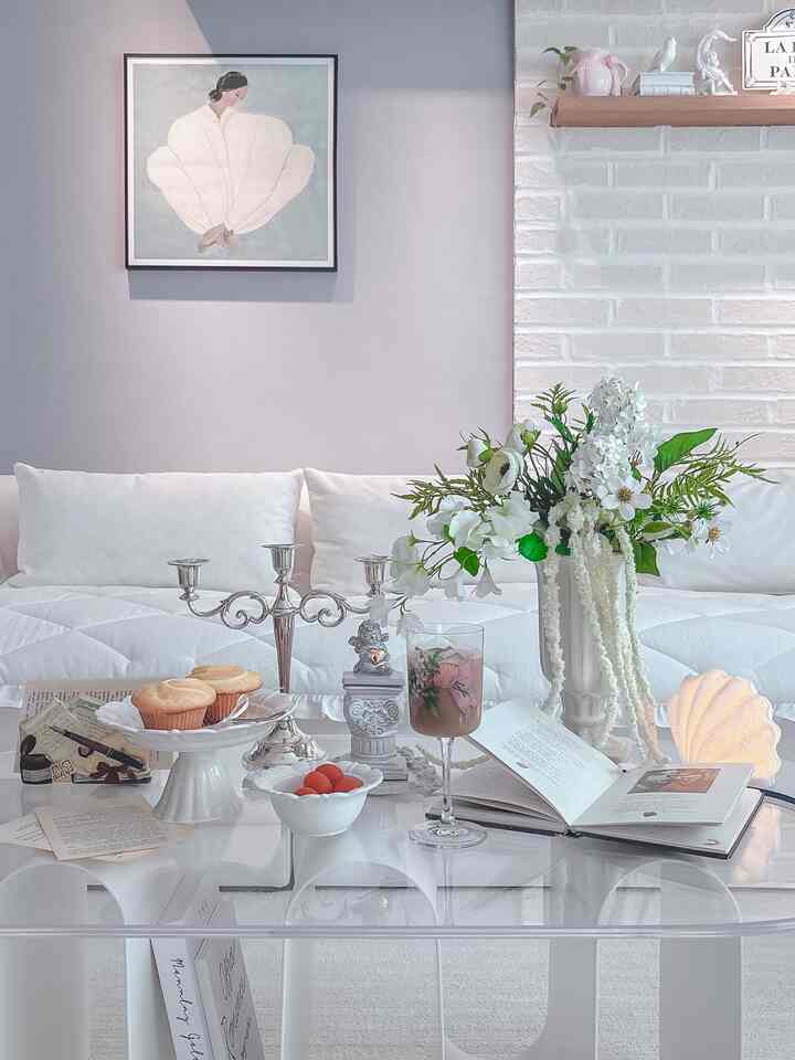 ＃コンスープ記録＃ホームカフェ 
イメージコード 𝒯ℴ𝒾 ℯ𝓉 ℳℴ𝒾
他にもデザートも 
きれいなボウルに入れて私をおもてなししてくれること
イメージコードであれば可能です。
ボウルに描かれたイ・ファンヒ作家のおとぎ話のような絵
私のマイナーな瞬間さえロマンチックにします。

器そのものでオブジェになる「トゥアエモア」です♡︎

✧ヒールプレートメイリリー
✧チェルシーカトラリーセット
✧プチボウルグリーンリボン
✧リボンワイングラス
。
。
。
。
。
#imagerycode #イメージコード #トゥアエモア #イ・ファンヒ作家 #ホームカフェインテリア #小物インテリア #フレンチインテリア #ホームスタイリング #家具 #寝室インテリア #フレンチスタイル #きれいなボウル #ホームデコ #frenchinteriors #frenchstyle #homedecor #homewe