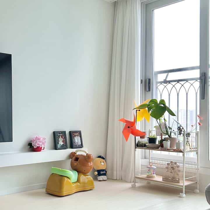 #꽃이있는집 #조화인테리어 
調和も生花のように本当によく出てきませんか？
調和なのに生花のポイントをよく握った感じだから 
あちこちに配置すれば飽きず枯れずにきれいだけが楽しめてよかったです。

調和し、生花のように水を入れるのが流行だったのですが、それでは本当の生花のようでしょう？ ㅎㅎㅎ

最近は薄くてきれいなブレンドも目にたくさん入ってきました〜  #조화꽃 #조화꾸미기 #수국조화 #장미조화 #거실인테리어 #미니멀인테리어 #아이가사는집 #아이가사는집거실 # #맞팔 #맞팔환영 #플랜테리어 #거실꾸미기 #웜화이트 