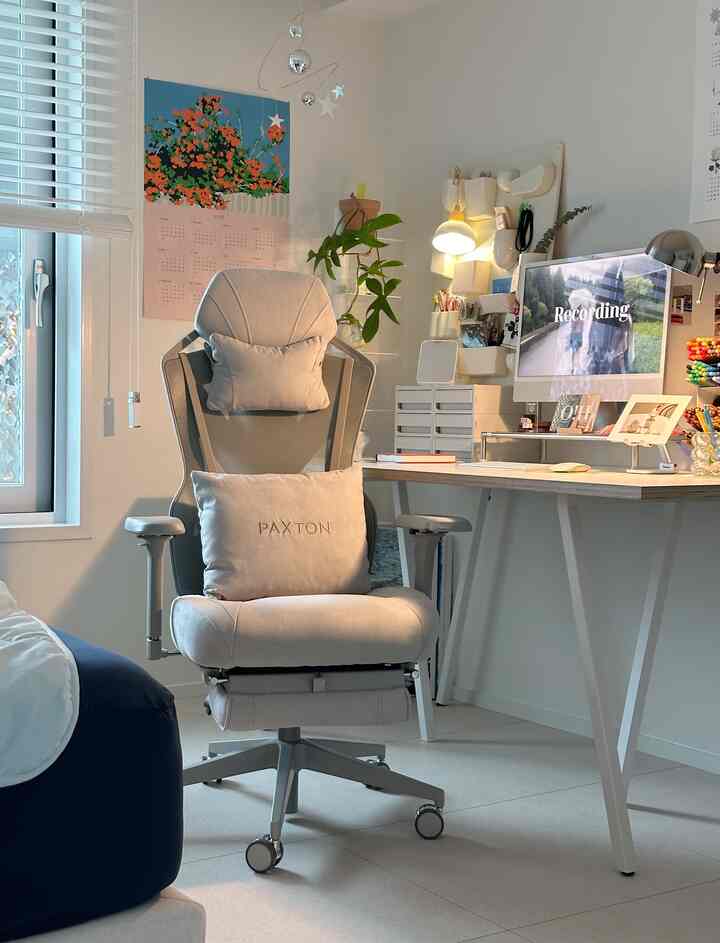 ＃協賛

こんなに快適なオフィスチェアを見ましたか..?🫢

パックストーンチェア1面デスクの前でも
両足ずっと伸びて露出することができます⭐️

ディテール職人日本ブランドらしくホイールからクッション一つ一つ
丁寧さが際立つパックストンオフィスチェア
椅子シートの下部にリクライナーフットレストが内蔵されており、
背もたれ調節がほぼ横になるように！

ハンドル回転も自由で高低調節もスムーズ
書斎で使用するのに良い条件を盛り込んでいます！

普段こんなに体が楽な事務用椅子たちはデザインが薄くなったり、PC部屋の椅子のような感じにあまり関心がなかったのですが、パックストンチェアはデザインもユニークで色味も優しくてどんな書斎やオフィスに置いてもよく似合いそうです🤍

長時間椅子に座って仕事をしなければならない、またはコンピュータゲームを楽しんでいる方には強くお勧めですよ🙌🏾

#paxtonチェア #paxtonチェア
#paxton #パークストーンチェア