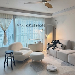 널브러져있어도 거실이 깨끗해지는 매직 _ 로청기💛
손가락 터치 하나로 작동시키면 
온 집안 먼지 흡입, 물걸레청소까지 빤딱빤딱해지는 !!
로봇청소기이모님 되겠습니다 :)
귀차니스트라도 집 안 클린하게 유지가능
가구아래도 놓치지않고 청소해주는 ~
암만 귀찮아도 손가락 터치하나면 만사 옥께이 😎 
#귀차니스트의청소템 #로봇청소기 #로청 #디봇 #에코백스 #ecovacs #로봇물걸레청소기 #로봇청소기추천 #맞팔 #거실 #청소기 #자코모 #자코모소파 #자코모쇼파 #데일리리빙 #1인소파 #1인쇼파 #패브릭소파 #패브릭쇼파 #원목스툴 #바의자 #보조스툴 #보조의자 #러그 #러그청소 