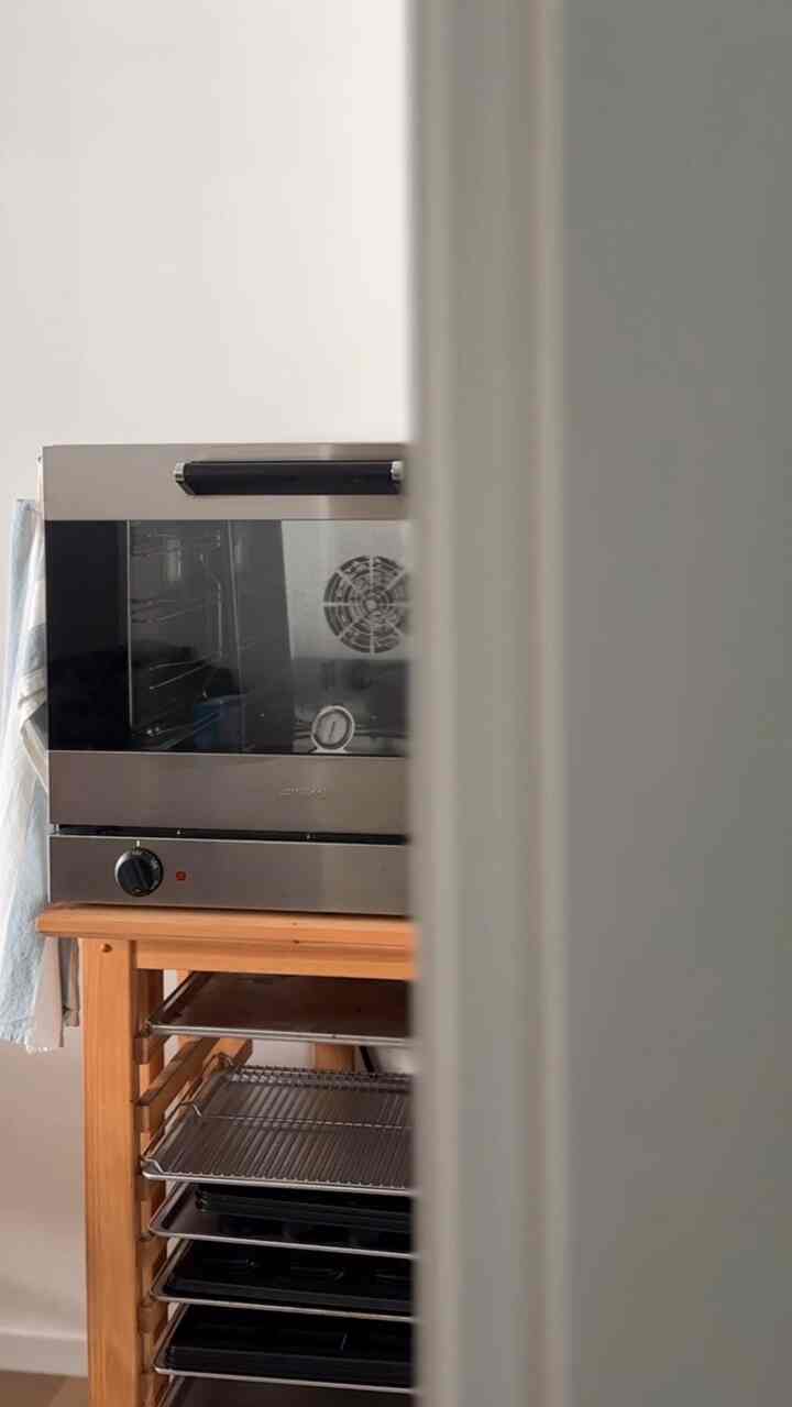 #집에서제일바빠 #콘수프기록 #도씨네집 #셀프인테리어

ホームオフィスをぜひ一度作ってみたかったのですが、これまで倉庫でしか書いてないのでいつも残念ですよ。今回いよいよペイントまで終え、明日は長い間悩んでいた机も届きます。とても楽しく重要な経験なので、映像として残しました🏠🖤

✔️使用済み製品 - ベンジャミンムーアマット、超強力プライマー
✔️カラー名 - Simply White OC-117
✔️おすすめツール - ペイントハンドミキサー、オープナー、フォームブラシ、ブラシ、3段ウッドポールスタンド、カバーテープ、カバーテープ、超強力プライマー  #친환경페인트 #셀프페인트 #비페인터 #페인트 #페인트추천 #셀프페인팅 #셀프인테리어 #셀프시공 #셀프페인트   #오늘의집 #아파트 #아파트인테리어 #아이가있는집 #벽꾸미기 #벽테리어 #서재 #셀프인테리어그램 #페인트인테리어 #25평아파트 #페인트인테리어 #맞팔 #소통
