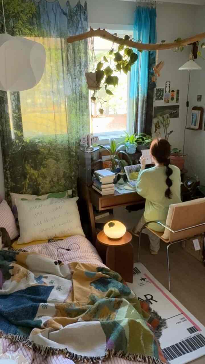 ナチュラルトーンのコンパクトな寝室、デスクと植物が配置された温かみのあるホームオフィスの空間