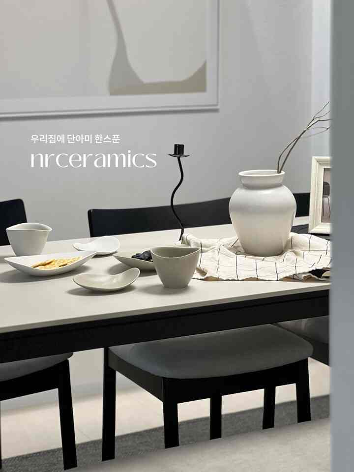 #バイナリー

新しいニューダイニングテーブルが来て、ダイニングテーブルプレートを悩んでいる間、バイナリキッチンxMMKに行ってきました〜

綺麗なものが多すぎてチャマ家に来るのが大変でしたよ！
ところで＃エンアルセラミックスのボウルは目に見えない〜
いつも長いウィッシュリストだったし、実物として見てくる
私が思っていたその曲線ライン感よりはるかにきれいでした！

いつも新郎とデザートタイムが多い私は最近健康のための食事に関心が多くなってエンアルセラミックスのブランチセットを購入してみました！

ダンアミの結晶体のようなエレガントな曲線美とおしゃれなカラー感を違うように2セット購入しましたが、どうですか？
いつも愛情のある＃ffcollectiveのローソク足も一緒にいます。
落ち着いた茶屋の雰囲気が漂ってくると思います:)

エンアルセラミックスはセット構成が良いです。
良いことを見れば大切な人が思い出すようにプレゼント用にティセットもう一つ注文-

＃バイナリーウィーク期間は見逃せません！✨


＃バイナリーウィーク＃エンアルセラミックス＃FF 
＃食卓おすすめ＃サムアンドデコ＃陶器ボウル＃ボウルおすすめ＃バイナリショップ＃ブランチセット＃かわいいボウル＃プレーティング＃ダイニングルームインテリア＃プラホーム＃7chill


