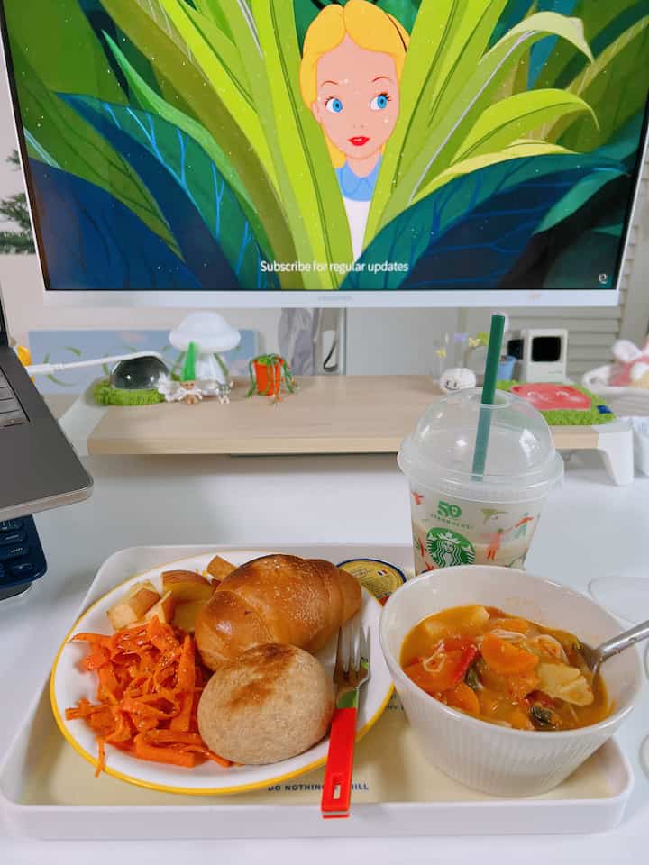 昼と夜の二重性ダイエット🍽️
日中は優しく、夜は… .?😙
ずっと進んでいたことをこなして祝いの意味でビールを一杯しましたよ🍺キャット～

＃オーホームストア＃コーンスープ記録＃ホンバプ＃ホンスル＃一人で食べる＃ホームブランチ＃昼と夜＃ワンルーム＃デスクテリア＃デスク 