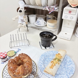 #오홈스토랑 3
좋은 아침에서 사 온 베이글과 타코롤 🥯
베이글 속에는 어니언 크림치즈가 듬뿍 들어 있고 타코롤에는 매콤 달콤한 치킨과 토마토가 조화롭게  어우러져서 너무 맛있더라고요. 
시원한 커피까지 너무 만족스러운 홈브런치에요.
이렇게 작은 여유가 하루를 더 기분 좋게 만들어주는 것 같아요 :)
#키친렉 #모머위켄드키친크로스 #모머위켄드 #테이블매트 #플레이팅 #너븐재 #브람스머그 #리핏 #티코스터 #시라쿠스 #세임디 #스프볼 #미키마우스저금통 #주방 #주방소품 #이케아 #레터링컵 #그로밋요리사 #발뮤다 #올리 #올리커피드립포트 #일리커피머신 #홈카페존 #홈카페 #홈브런치 #주방꾸미기 #주방수납 #주방인테리어 #콘수프기록