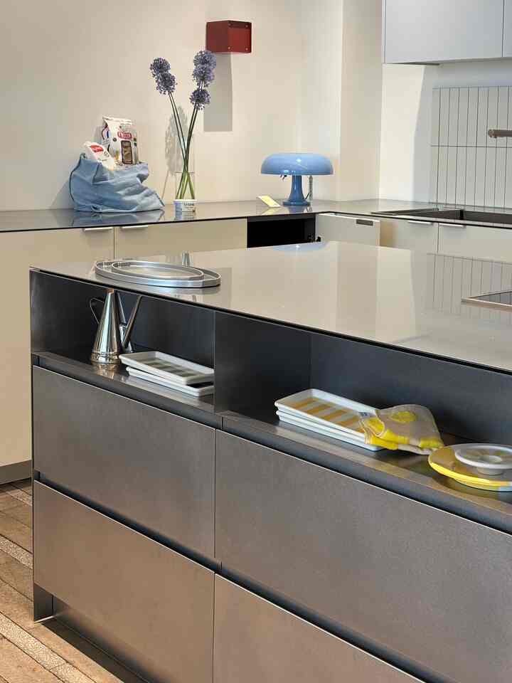 ＃広告雨の五月の週末。非ニュースよりも嬉しい今日の家[バイナリショップX MMKポップアップ展示]に行ってきました。

オンラインバイナリショップでのみ会った 
カラフルなスターウブ＆ビアレティ製品と夏にもっと涼しく見えるミノハンガラスボール、エンアルセラミックの柔らかい曲線にプレート、花よりきれいな武器、虎、MMKファブリック小物など、いずれも見逃せない人気キッチンウェアもいっぱい見物するだけでなく、
感覚的なMMKキッチン家具と一緒に見ることができ、インテリアのヒントも得られました。

もう一つ☝🏻
ポップアップに参加するブランドの製品もバイナリウィーク期間中に良い価格で購入可能だという事実！ 
+ MMKショールーム訪問時に参加可能なイベントと特典が用意されているので暖かい五月、25日までするバイナリキッチンポップアップ展示をお見逃しなく :)🤍

📍バイナリキッチン| Layers of Taste
05.12(月)～05.25(日)、11:00～19:00
ソウル龍山区ドゥタンロック177

📍バイナリーウィーク|今日の家バイアリーショップの最大のイベント
5/12(月)～5/25(日) 14日間
毎日オープンワンデー超特価ディール＆ハイエンドブランド製品セールに会えますよ:)

@binaryshop_official
@museumofmodernkitchen
@artemide_lighting 

＃今日の家＃バイナリーショップ＃バイナリーウィーク＃MMK＃ソウル展示＃ソウルポップアップ＃キッチン用品＃キッチンウェア＃キッチンインテリア＃テーブルウェア＃クックウェア＃ソウルデート＃5月展示＃ヨンサンデート＃5月ポップアップ＃binaryweek＃binaryshop＃mujagi＃horang＃Artem #ffcollective 
