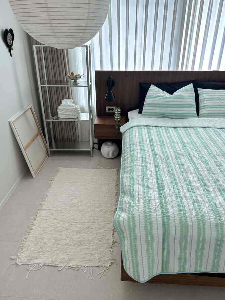 I always insisted on white bedding,
but it's the same all year round, so at some point it started to get boring!
I started putting up colorful bedding since last winter,
and this time I changed to mint + sky blue summer bedding.
When it comes to summer bedding, it's naturally seersucker, right? The mint and sky blue are the focal points on the seersucker comforter, and just by changing the bedding, the bedroom feels like summer💚🩵

#Today's Home #콘수프기록 #메이트하우스1기 #육퇴리어 #구축인테리어 #침실인테리어 #침실정리 #여름이불 #민트이불 #여름침구 #침실꾸미기 #침실스타일링 #신혼집인테리어 #이케아휠리스 #휠리스선반 #휠리스 #시어서커이불