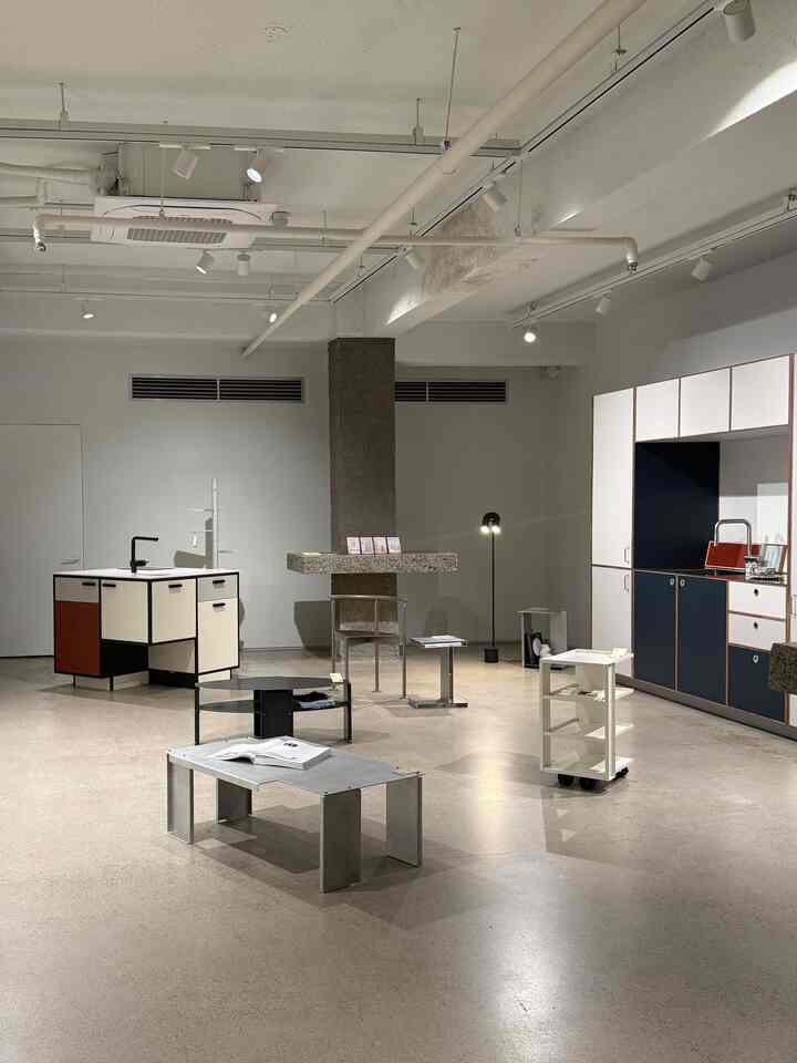 ＃広告キッチンが芸術になる瞬間。 𝘉𝘐𝘕𝘈𝘙𝘠𝘒𝘐𝘛𝘊𝘏𝘌𝘕: 𝘓𝘢𝘺𝘦𝘳𝘴 𝘰𝘧 𝘛 𓈒𓏸𓂃 ｡˚

本日の家バイナリーショップとMMKが一緒に展示。
<バイナリーキッチン：Layers of Taste>に行ってきました。

すでに多くの方が共有していただきましたが、、 
10枚が足りないほどもっとお見せしたい気持ち..🩵 

最近キッチンデザインすると思い浮かぶMMK。
新婚の家を飾るなら、ぜひ施工を受けたかったところでもあります。⋆｡˚
一度くらい行ってみたかったのにバイナリーキッチンのおかげでいよいよ訪問完了！

アプリだけで目を見ていたバイナリショップキッチンウェアを直接見て触れることができる大切な機会でした。整えられたMMKショールームに感覚的なテーブルウェア、調理器具、ファブリックまで..! 「好みのあるキッチン」を夢見たら、本当にオススメしたいポップアップです。 🤍

展示中の製品は「バイナリーウィーク」でも一緒に会うことができます！ （5.25まで）毎日開かれるワンデー特価とハイエンドブランド製品の割引をお見逃しなく😘

【ポップアップ展示情報】
💡訪問だけでも参加可能なイベントもありますよ！
📍ソウル龍山区ドゥタブロック177、ミュージアムオブモダンキッチン（MMKショールーム）
🗓 5.12〜5.25
⏰ 11:00–19:00

@binaryshop_official
@museumofmodernkitchen 

ツイートをサイトに埋め込む
ツイートをサイトに埋め込む 

＃今日の家＃バイナリーショップ＃バイナリーウィーク＃MMK＃ソウル展示＃ソウルポップアップ＃キッチン用品＃キッチンウェア＃キッチンインテリア＃テーブルウェア＃クックウェア＃ソウルデート＃5月展示＃展示＃ヨンサンデート＃5月ポップアップ＃binaryweek＃binaryshop＃アルテミデ＃ #エフエフコレクティブ #artemide #ffcollective #horang #lecreuset #スペシャルクリエイター 