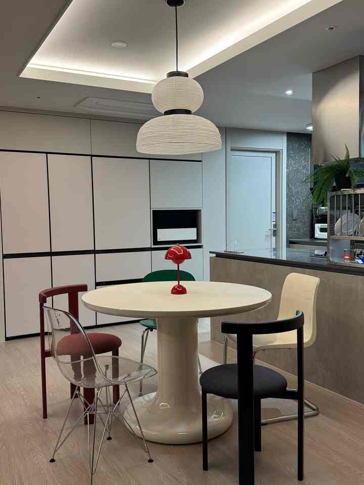 #주방인테리어
#Flat Point

I had to use a Flat Point Hush Table when I moved, and as expected, I am very satisfied~! The harmony of the solid ceramic top and pillar legs✨ 

I removed all the lights installed in the existing apartment
I hid the Antradition lights and hired a technician to install them, but they were torn and messed up.. hahaha 😂 
Still, after many twists and turns, the kitchen is somewhat organized 🥺 

#Kitchen decoration #스테인리스선반 #플랫포인트허쉬테이블 #식탁의자 #예쁜템최고야 #신혼집인테리어 #신혼집꾸미기 #식탁 #식탁등 #식탁인테리어 #식탁추천 #식탁테이블 #앤트레디션 #조명인테리어 #조명추천 #플라워팟 #컬러인테리어 #컬러포인트 

