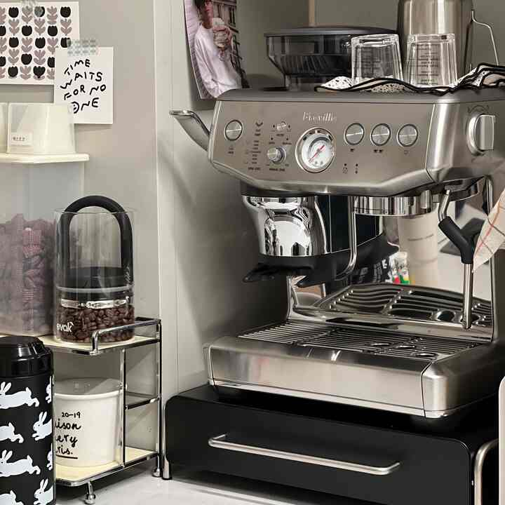 ああ、ランタイム気に入ってきたブレビル876を昨年に持って、
カフェに行くことが大幅に減少しました。

あまりにもコーヒーが好きなのに.. 金銭的な、そして子供たちが幼い時には手がたくさん行くという理由で..
カプセルコーヒーの花であるドルチェグスト、ネスプレッソ、そしてネスプレッソバーチュオまで摂れてからこそ回って帰ってブレヴィルに来るようになりました♥
オートテンピングに心を奪われて悩みもなくまさにGO.ᐟ

最初は豆粒でかなり子どもを食べましたが、色んな豆を食べてみてから、私の口当たりにぴったりの豆を探して抽出値をほぼ固定しておいて使っていますよㅎㅎ

最初にそんな反対していた夫も、今は私よりも頻繁にコーヒーを飲み込む人になったんです☕️

ブレヴィルマシンの下に置いた鉄製引き出しは、まるでブレヴィルフィットのようにぴったりフィットし、内部にフィルム処理がされており、異物が落ちたら取り出して泡立てることができてとても良いです。
マシンアクセサリーや工具を入れておくことができ、すっきり-

私だけではありません。



#コンスープ記録
＃ブレヴィル876＃ブレビル＃ブレヴィル＃コーヒーマシンおすすめ 
