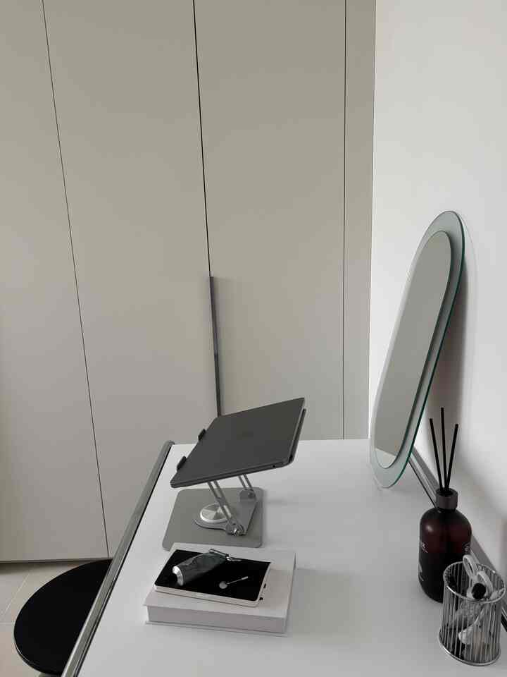 𝖳𝗂𝗍𝗅𝖾 #空間分離インテリア

狭いスペースなので、ドレスルームをデスクに分けて書斎部屋にも一緒に書く 𓂃◌𓈒𓏲𓍢 ￼


＃コンスープ記録＃きれいなテム最高屋4 
#製作家具 #デスクテリア #書斎装飾 #20平台
＃シングルハウスインテリア＃ブラック＆ホワイトインテリア＃デスク 