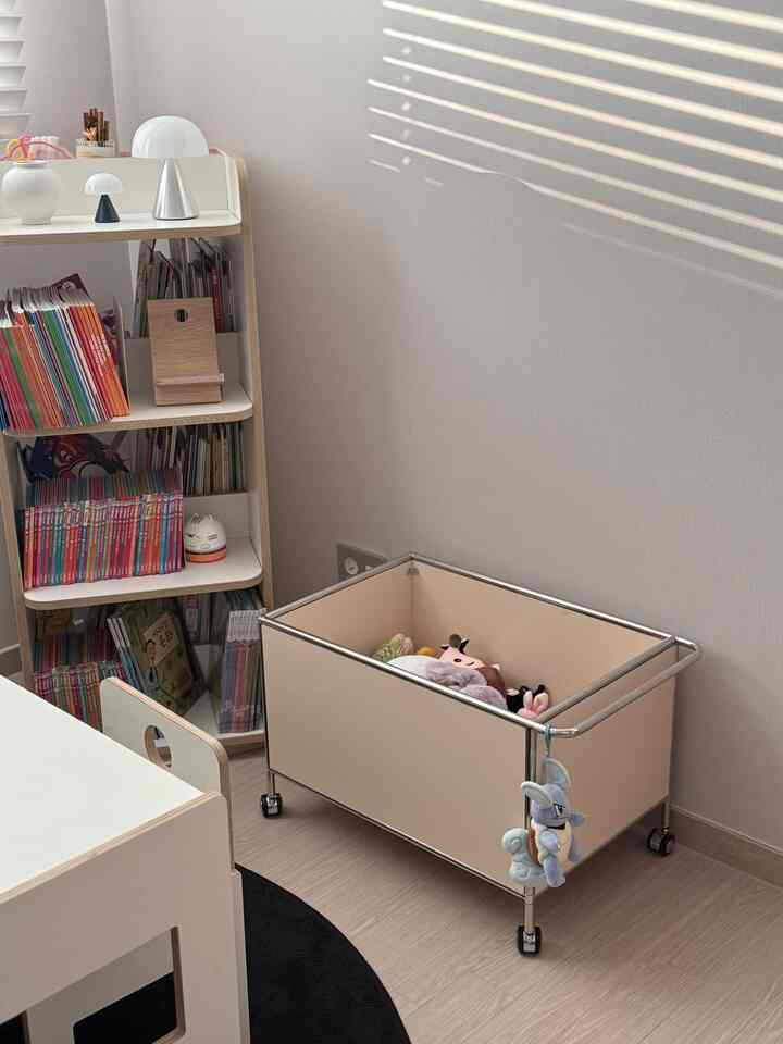 #메이트하우스 #메이트초이스 #예쁜템최고야 #콘수프기록
These days, our kids' room's pretty item is the Ogre trolley
This has a pretty design, but it's also spacious, so it's perfect for putting dolls in
Thanks to this, the room becomes tidy and magical_!!!!
I'm so satisfied🤍

#Kids'roominterior #아이방 #아이방꾸미기 #유아책상 #트롤리 #오그레 #회전책장 #아이방정리 #장난감정리 #장난감방 #육아일상 #소통 #맞팔