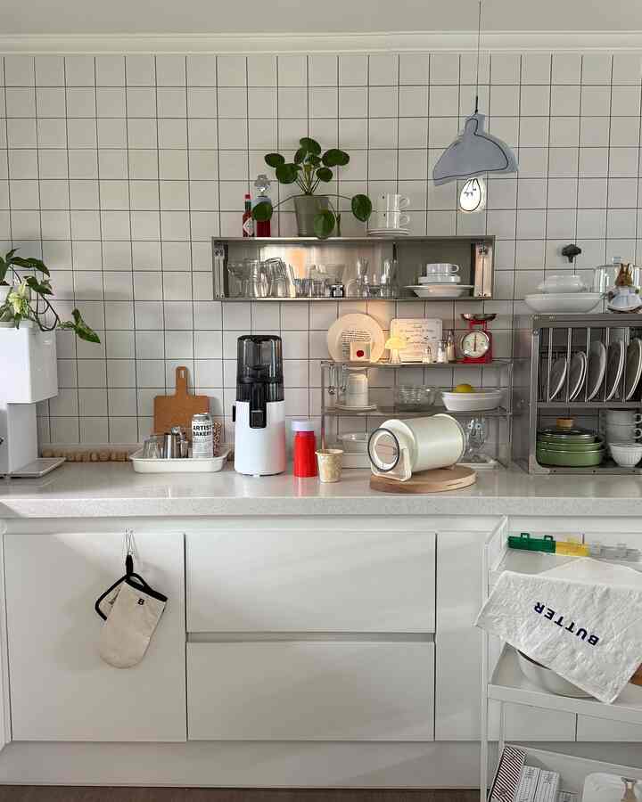 今日は家の隅々をきれいに掃除します。
明日ダダダダ - 熱撮影することが目標だったのに
私はなぜ終日キッチンにとどまっているのか。

キッチンを素敵に飾りたいです。 
なぜどんなに雰囲気が可愛くなるのか
本当にわからない：）エイト。

とにかく、今回は感性キャンプを楽しんでください 
モシュウォータージャーグ3.2L紹介！ 

大量のドリンクを収納でき、
氷だけ入れた場合、7～10日程度維持される
非常に優れた保温保冷力、やはりモシュ。

水、炭酸飲料、ビールなどを涼しく保管して 
私も感性キャンプを楽しみたい。 🤍

トッポッキを食べる。

＃モシュ＃モシュウォータージャーグ＃ウォータージャーグ＃キャンプ用品＃感性キャンプ用品＃キッチンインテリア＃キッチン装飾＃キッチンアクセサリー＃キッチン用品＃感性キッチン＃キッチン棚＃キッチンラック＃cozykitchen