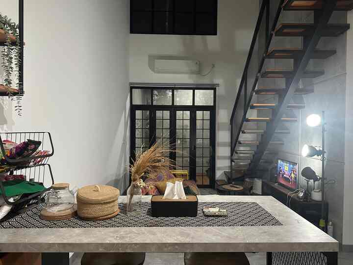 Konsep open space yang menyatukan dapur, ruang makan dengan living room membuat ruangan terasa luas.. dan pemilihan furniture yg pas membuat ruangan jadi lebih aesthetic loohh.. so homey 🤍
#KitchenSetHPL
#MejaBesiHPL
#KursiKayuBesi
#RuangMakanOpenSpace
#DapurOpenSpace
#RumahOpenSpace
#RumahTanpaSekat