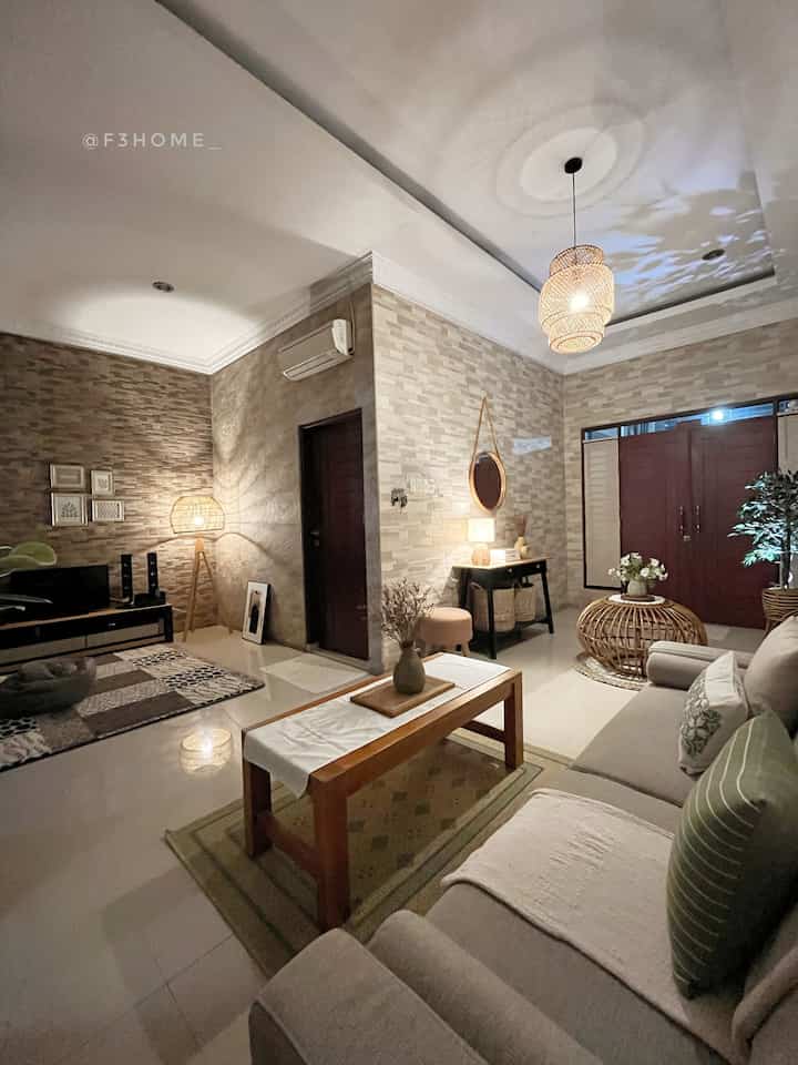 Suasana living room saat malam hari dengan pencahayaan hangat dari ambient light, lampu meja dan lampu gantung

#sofaminimalis #lampugantung #lampumeja #warnacatrumah #wallpaperdinding #wallpaperestetik #cat #rekomendasilampu #lampurumah #nightvibe