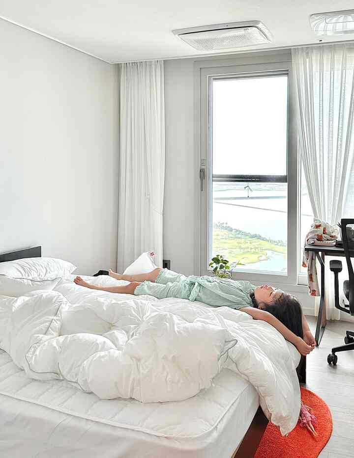 朝寝るのはお母さんにぴったりなので、
起きにくい私たちの家のチョーディング🍊
自分の部屋を置いて、なぜ朝にはぜひお母さん、お父さんの部屋に来るのか？  #침실 #침실인테리어 #인테리어 #홈스타일링 #인테리어디자인 #데일리 #daily  #콘수프챌린지 