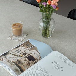 마음의 여유를 찾아주는 독서타임📖
책을 읽으면 확실히 디지털 매체를 접하는 것보다
스스로 생각하게 되고 일상 속 여유를 느끼게 돼요-
여행과 사진을 좋아해서 킨포크 트래블을 사봤는데
커피 한 잔 마시며 잠깐씩 읽어보기 좋네요😌
오랜만에 마시는 달달한 믹스커피도 최고입니다!
#집에서제일바빠 #콘수프기록 #커피타임 #독서타임
#음악감상 #생화 #꽃다발 #선물 #유리화병 #티코스터 
#드브르베 #유리컵 #헤리터 #킨포크 #구축아파트
#24평인테리어 #리모델링 #신혼집 #거실 #목공작업
#LG #TV반매립 #레놀릿필름 #리바트의자 #맞팔