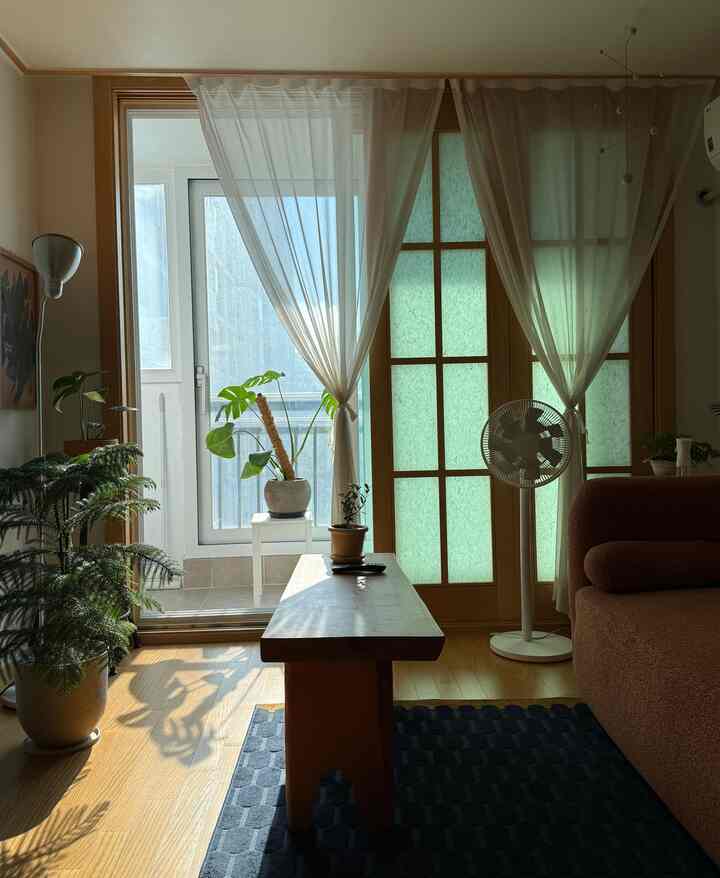 抽象的な緑の私たちの家のリビングルームです🌿

年齢はかなり多くのアパートで、チャーターハウスです。
既存の静かなインテリアと調和できるアイテムも飾って生きています☺️
＃コンスープの記録＃シャオミ扇風機 