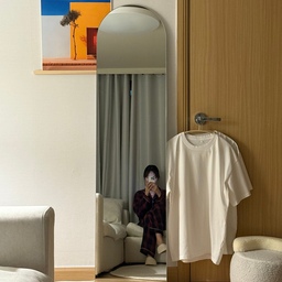 #우리집포토존
전신거울 드디어 장만🪞
처음엔 소파 옆에 두려고 했는데요..
막상 놔보니까 거울보러 쇼파 앞까지
가야하는게 뭔가 애매하더라고요?
고민끝에 현관 옆으로 옮겨봤는데
그냥 거기 두려고 산 것처럼 딱인 거 있죠?! 😮
지나갈 때마다 한 번씩 보게 되고
요즘은 셀카도 여기서만 찍게 되더라고요ㅎㅎ
전신거울 고민 중이라면 진짜 추천이요!!
요즘 제 최애 아이템이에요🤍
#전신거울 #아치거울 #인테리어소품 #집꾸미기 #거울셀카 #홈스타그램 #무드등 #현관인테리어 #공간활용 #신혼집꾸미기 #셀프인테리어 #오늘의집 #감성인테리어 #룸꾸미기 #거울맛집