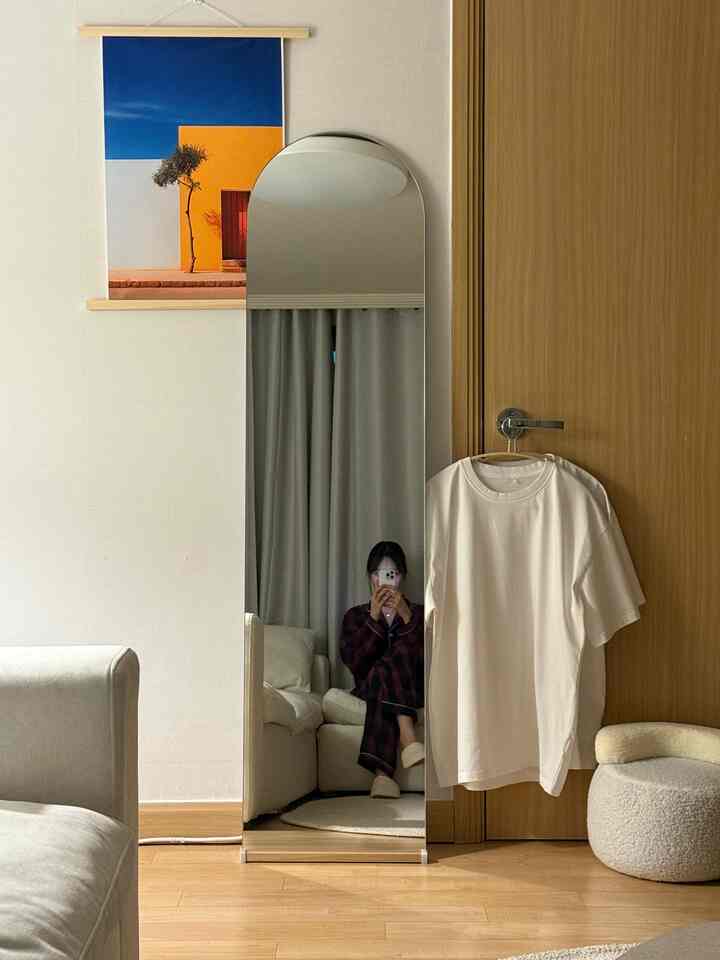 ＃私たちの家フォトゾーン

全身鏡ついにチャンマン🪞

最初はソファのそばに置こうとしました。
いざ見たら鏡を見にショパの前まで
行かなければならないのは何か曖昧だったんですか？

悩みの終わりに玄関の横に移動しました。
ただそこに置こうと買ったようにぴったりなんですよね！ 😮
通り過ぎるたびに一度見て
最近は自分撮りもここで撮ったんですよㅎㅎ

全身鏡を悩んでいれば本当にオススメです！
最近私の最愛のアイテムです🤍

＃全身ミラー＃アーチミラー＃インテリアアクセサリー＃家の飾り＃ミラー自撮り＃ホームスターグラム＃ムードランプ＃ポーチインテリア＃スペース活用＃新婚家の装飾＃セルフインテリア＃今日の家＃感性インテリア＃部屋の装飾＃ミラーレストラン