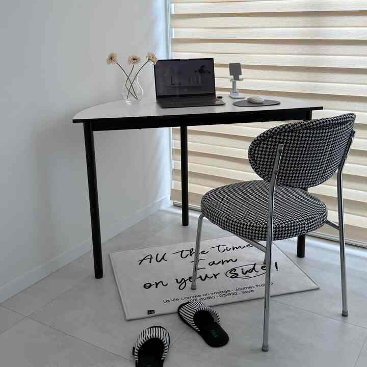 New interior accessories 🖤 
A table I've always wanted..🤍🫢 

Buy the same design at a low price! 
The space that wasn't decorated until now is being filled one by one... I'm looking forward to it..😳
