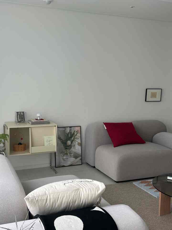 #집에서제일바빠 #콘수프기록 

Hari ini, saya akan menunjukkan berbagai tempat di rumah.
Yuk kita simak satu persatu💛
Yuk kita ubah posisi bingkai juga..^^ Sekarang sudah musim panas
Saya berpikir untuk mengubahnya menjadi poster bertema musim panas :)

Saya membeli seikat kecil bunga poplar dari toko bunga yang saya singgahi dalam perjalanan dan mencoba membuat buket dari bunga-bunga itu. Saya baru saja membeli yang ini.
Terasa nyaman di mata itu menyehatkan💚

Rumah kita, Rumah Manis, berubah sedikit demi sedikit setiap hari😍
.
.
#Pemandangan hari ini #오늘의힐링 #오늘의우리집 #우리집포토존 #집순이일상 #거실인테리어 #거실꾸미기
#Interior Prancis #심플인테리어 #꽃병 #오늘의기록 