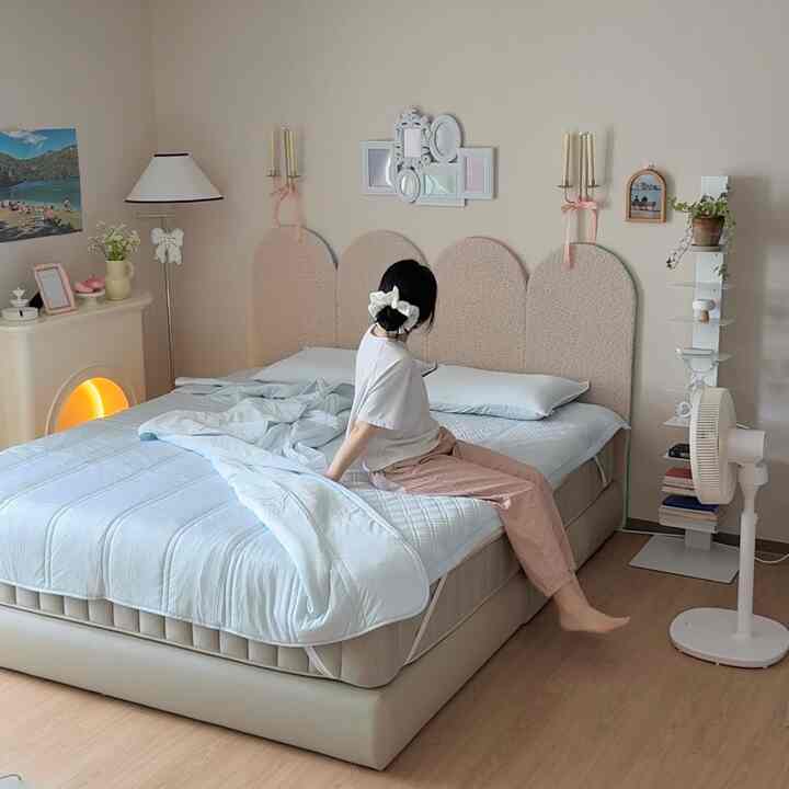 🍑寝室を飾る🍑

一度飾っておけば写真、映像
いっぱい撮っておかなければならない私たち🫣

。

もし一室の広告を見た人はいますか？ 👀
好きなビョンウソク、チェスビンが出てくる
本当の「これはなんだ」と言いながらパンになりました。

見られない方をお勧めします~~~

。

🏷️ベッドフレーム、マットレス - ルーム
🏷️ベッドヘッド、フレンチフレーム - アーボード
🏷️夏ポスター、リボンはがき - 女の子工作所
🏷️夏寝具セット - スラウンドエアクール（協賛品）
🏷️北旋盤 - ドゥドット
🏷️2区燭台 - マイルミ
🏷️暖炉コンソール - ミニモクレデンザ
🏷️ジャンスタンド - スピアノホリススイングジャンスタンド

。

🍑家の装飾ウィザード
🍑家でも簡単で面白い魔法
🍑Happiness at home

＃家庭用品＃ウィザード쏭＃家の装飾＃家のインテリア＃家の装飾＃ホームスターグラム＃ホームスタイリング＃寝室＃寝室の飾り＃寝室のインテリア＃お部屋＃お部屋の飾り＃ベッド＃ラジックベッド＃ラジックベッド＃ラジック寝具＃夏の布のお勧め＃ベッド#bedroomstyle #bedroomstyling #bedroominterior 