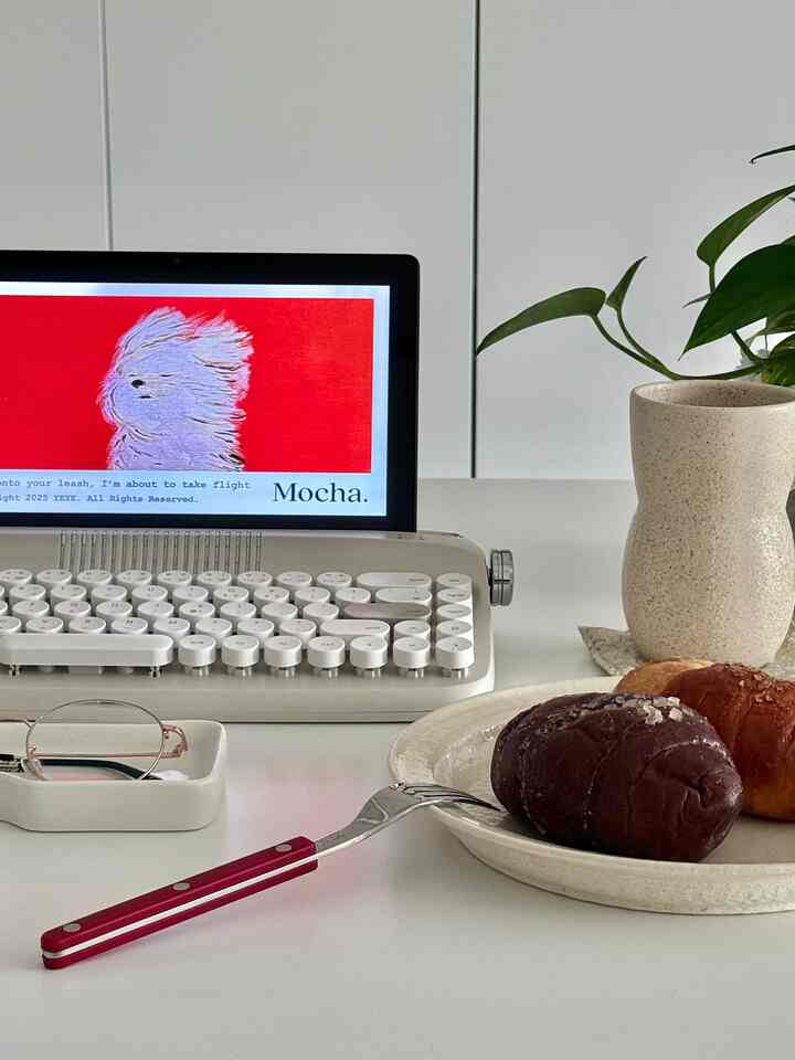 X ACTTO 

たっぷり！ 
レトロタイプライターの軽快な打感がいい 
アクトのブルートゥースレトロキーボードご紹介させていただきます-!!⌨
⠀⠀⠀⠀⠀⠀⠀⠀⠀⠀⠀⠀⠀⠀⠀⠀⠀⠀⠀
ヴィンテージのデザインにはシルバーでソフトなカラー 
ドングルドングルキーキャップとかわいいサイズ

私の子供は最近打者の練習に興味があります。 
サイズもぴったりで、打ち心地が良くそうなのか 
子供も大好きなキーボードになりましたね🤍
⠀⠀⠀⠀⠀⠀⠀⠀⠀⠀⠀⠀⠀⠀⠀⠀⠀⠀
4つの機器を同時に接続できる 
マルチペアリング機能と便利な充電式機能まで
有線、無線ともに可能でBluetoothを利用して 
スマートフォンやパッドを接続して使用可能です。
場所こだわらず使用でき、
⠀⠀⠀⠀⠀⠀⠀⠀⠀⠀⠀⠀⠀⠀⠀⠀⠀⠀⠀⠀⠀⠀⠀⠀⠀
従来品より小さくなったサイズ、軽くなった重量、
安定した取付角度と3段階の高さ調節まで 
実用性と感性を兼ね備えたアクトキーボード
可愛くて可愛いですか？⌨️✨
⠀⠀⠀⠀⠀⠀⠀⠀⠀⠀⠀⠀⠀⠀⠀⠀⠀⠀
今公式モールで購入するとき
積立金、クーポン、プレゼント贈呈中です➰🎁
⠀⠀⠀⠀⠀⠀⠀⠀⠀⠀⠀⠀⠀⠀⠀⠀⠀⠀⠀⠀⠀⠀⠀⠀⠀⠀⠀⠀⠀ ⠀⠀⠀⠀⠀⠀⠀⠀⠀⠀⠀⠀⠀⠀⠀⠀⠀⠀⠀⠀⠀⠀⠀⠀⠀⠀⠀⠀⠀⠀
⠀⠀⠀⠀⠀⠀⠀⠀⠀⠀⠀⠀⠀⠀⠀⠀⠀⠀⠀⠀⠀⠀⠀⠀ ⠀⠀⠀⠀⠀⠀⠀⠀⠀⠀⠀⠀⠀⠀⠀⠀⠀⠀⠀⠀⠀⠀⠀⠀
🔖エクト - レトロ2キーボード  #제품제공  #엑토  #블루투스키보드  