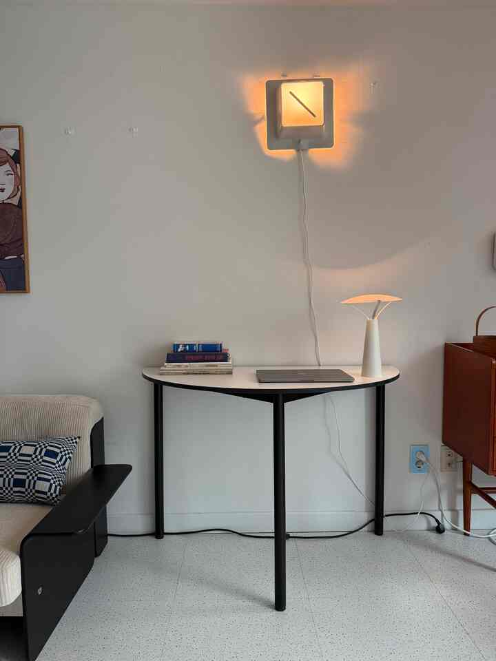 白い壁とモダンな家具が配置された静かなリビング、シンプルでナチュラルな雰囲気のインテリア