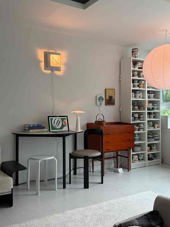 I matched Younggagu's Alp Table and Raven Chair.
• Raven Chair:
The Raven Chair with its delicate and soft curved frame has been added with a version that adds practical cushions in six colors. Experience the atmosphere that changes depending on the cushions and colors.
• Alp Table:
It is modern and luxurious with a highly versatile minimal silhouette.
It is practical and can be used by changing the direction depending on the space.
You can use the head of the table differently depending on your mood. This structure of the Raven Chair is also comfortable for the back.
@younggagu_official
#Younggagu #알프테이블 #레이븐체어 #furniture #furnituredesign #livingroom #livingroomdecor #livingroomdesign #livingroomideas #homeliving