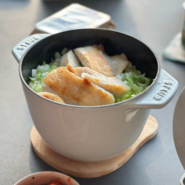 今日は久しぶりに炊飯しました！
純殺人魚早期に釜飯したらすごく美味しいですね😚🩵


@zee_haus_ #鍋 #鍋料理 #鍋 #鍋 #スターウブ #おにぎりスターグラム #韓国料理 #韓国料理プレート #韓国料理メニュー #ホームクック #料理 #料理 Instagram #鍋 #韓国料理 #ボウルおすすめ #新婚夫婦飯賞＃簡単料理＃ダックヒョンヨ＃コンスープ記録＃今日のシーンカット＃今日の私たちの家＃サリムサル＃家で最高の  
 