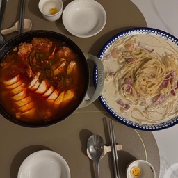 친구가 놀러 온 날,
급하게 차려본 집밥 술상 🥂
🌶 얼큰한 꽃게 순두부 짬뽕
🍝 꾸덕한 원팬 크림 파스타
한식 + 양식 조합인데
의외로 환상의 궁합이더라구요😊
간단 레시피는 👇
━━━━━━━━━━
🍲 꽃게 순두부 짬뽕
양파+꽃게+고추기름 볶고
물 500ml, 치킨스톡1t,
매운맛 원하면 베트남 고추가루 1T,
시판 짬뽕분말 넣고 끓이다가 순두부 퐁당
청경채+숙주 넣으면 더 좋아요👍
청양고추 넣고 보글보글🔥
칼칼하고 부드러운 국물 맛!
🍝 원팬 크림 파스타
마늘+양파 볶고 새우, 베이컨 투입
물 300ml + 우유 120ml + 생크림 120ml
면 넣고 치킨스톡1T,후추 톡톡, 소금 살짝(간 보고), 끓이면 끝✨
치즈와 파슬리로 마무리!
━━━━━━━━━━
정성은 못 담았지만 마음은 담았어요 :)
오늘도 소소하지만 따뜻한 한 끼 ❤️
#집밥 #홈쿡 #크림파스타 #짬뽕레시피
#술안주추천 #집에서한끼 #친구와함께 #혼밥러
#한식양식조합 #이색조합 #홈파티 #먹팔 #맞팔 