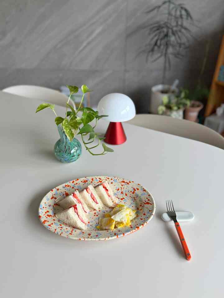 #우리집포토존

Tempat yang paling banyak difoto di rumah kami,
Ini adalah jendela ruang tamu tempat meja makan putih berada.
Setelah memindahkan meja makan dari dekat dapur ke jendela ruang tamu,
Cahaya alami matahari memungkinkan saya mengambil lebih banyak gambar.
Bahkan pada hari berawan seperti hari ini, 
Ini adalah zona foto rumah kami, dengan nuansa tenang yang tercipta oleh cahaya redup. 📸


#Rekor Sup Jagung #오늘의우리집 #아침풍경 #포토존
#Dekorasi zona foto #포토존테이블 #세라믹식탁
#Meja Rivat #테르소릴리식탁 #화이트테이블
#Sunshine Restaurant #포토스팟 #우리집 #맞팔 #거실테이블 
#DekorasiRuangTamu #다이닝룸
