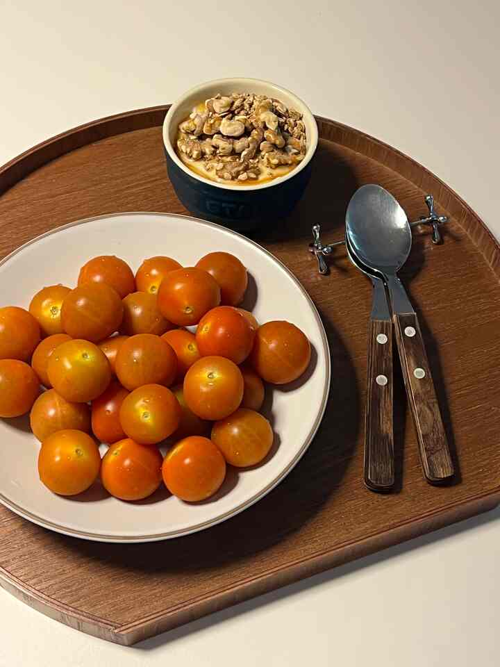 #サリムサル #コンスープ記録

✔️グラノロジーグラノーラ

食べるのも生き生きだから！

そういうものを作ってくれる人も多かったのですが、私は怠惰に挑戦しなければなりません。

個人ベーカリーのようなところでも最近グラノーラ健康でおいしく作って販売していたのに簡単に注文可能な製品で私が最近定着したのは、

もう少し俗世の味 >> マーケット・オ・グラノーラ
もう少し健康>>グラノロジーグラノーラ

二つあります。

グリックヨーグルトの上に振りかけるのはグラノロジーが好きです。
しばしばシリアルの代わりに牛乳と食べるとき

グラノロジーカカオも甘すぎず大丈夫ですよ！

ああ、そしてその滴のトマトのように見えるのはアップルトマトです。


#ヨーグルト#ヨーグルトボール 