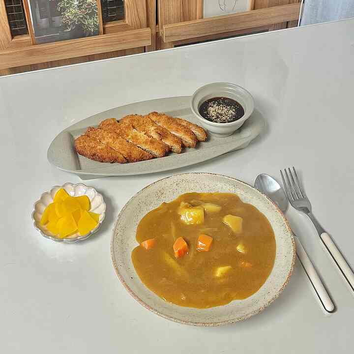 #オーホームストーリー8 #コンスープ記録

ソリッドカレーサダガ
じゃがいもにんじん玉ねぎをカットして輝き！
ドンガスはFに焼く
金曜日です。
みんな幸せな週末を過ごしてください🤎

#ホームストア #カレー #とんかつ #おいしいお皿 #おいしい瞬間をキャッチ #おいしい一食 #インソール #皿 #ボウル #終日 #半円テーブル #半円テーブル #バンタワンテーブル #ホワイトテーブル #テーブル #ダイニングテーブル #透明マット #テーブルマット #ウッド #ウッド収納